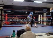 开云体育下载-拳击比赛中，美国选手击败对手获胜