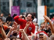 开云体育直播-都灵主场大捷，球迷狂欢庆祝胜利的简单介绍