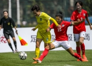 开云体育下载-足球场上，女队员们奋发向前