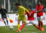 开云体育下载-足球场上，女队员们奋发向前