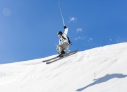 开云足球直播-赛道与球场，当F1新赛季揭幕战之夜遇见武切维奇的冠军级表现