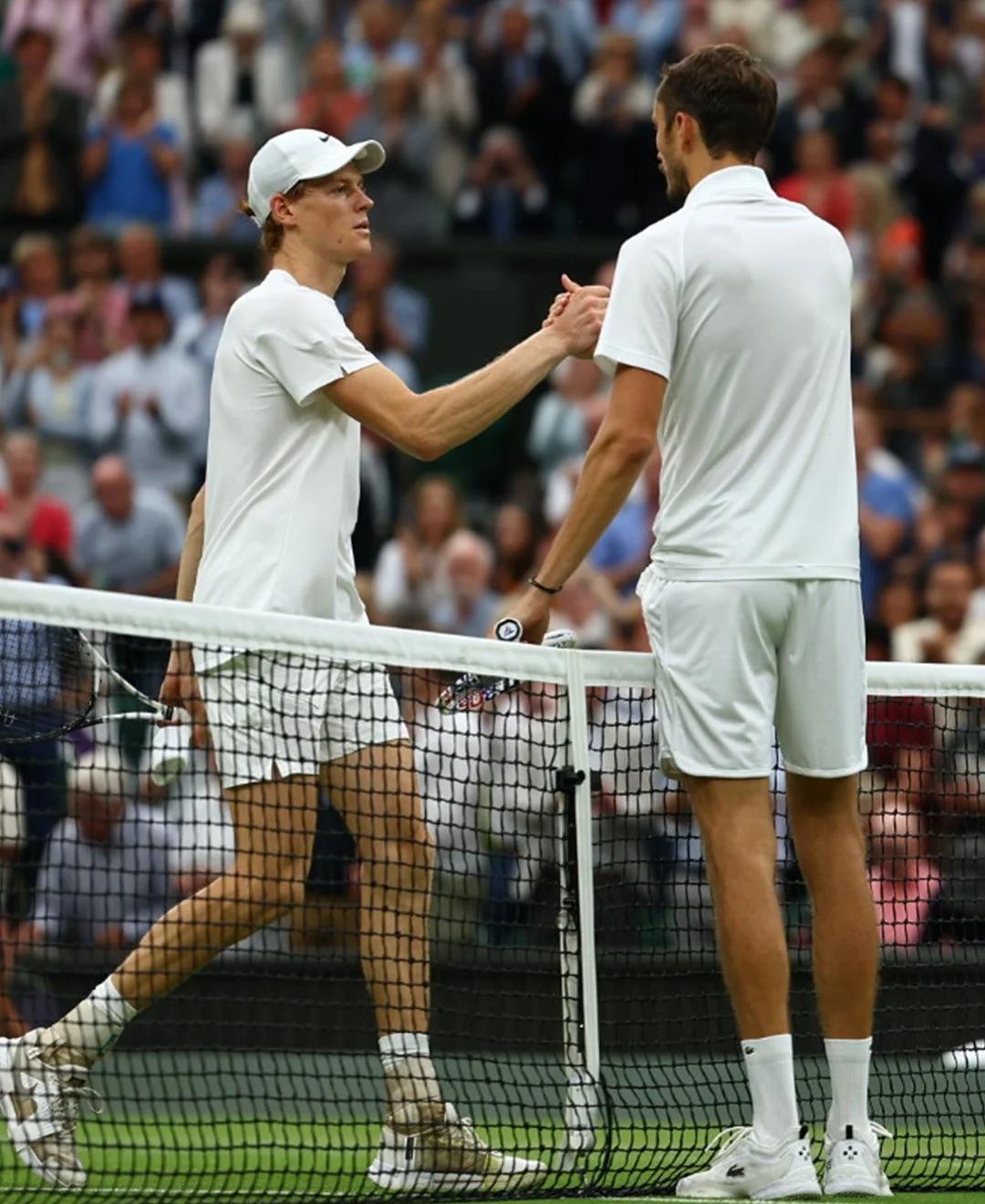 包含意大利网球队轻取西班牙网球队，梅德韦杰夫绝境逆转的词条