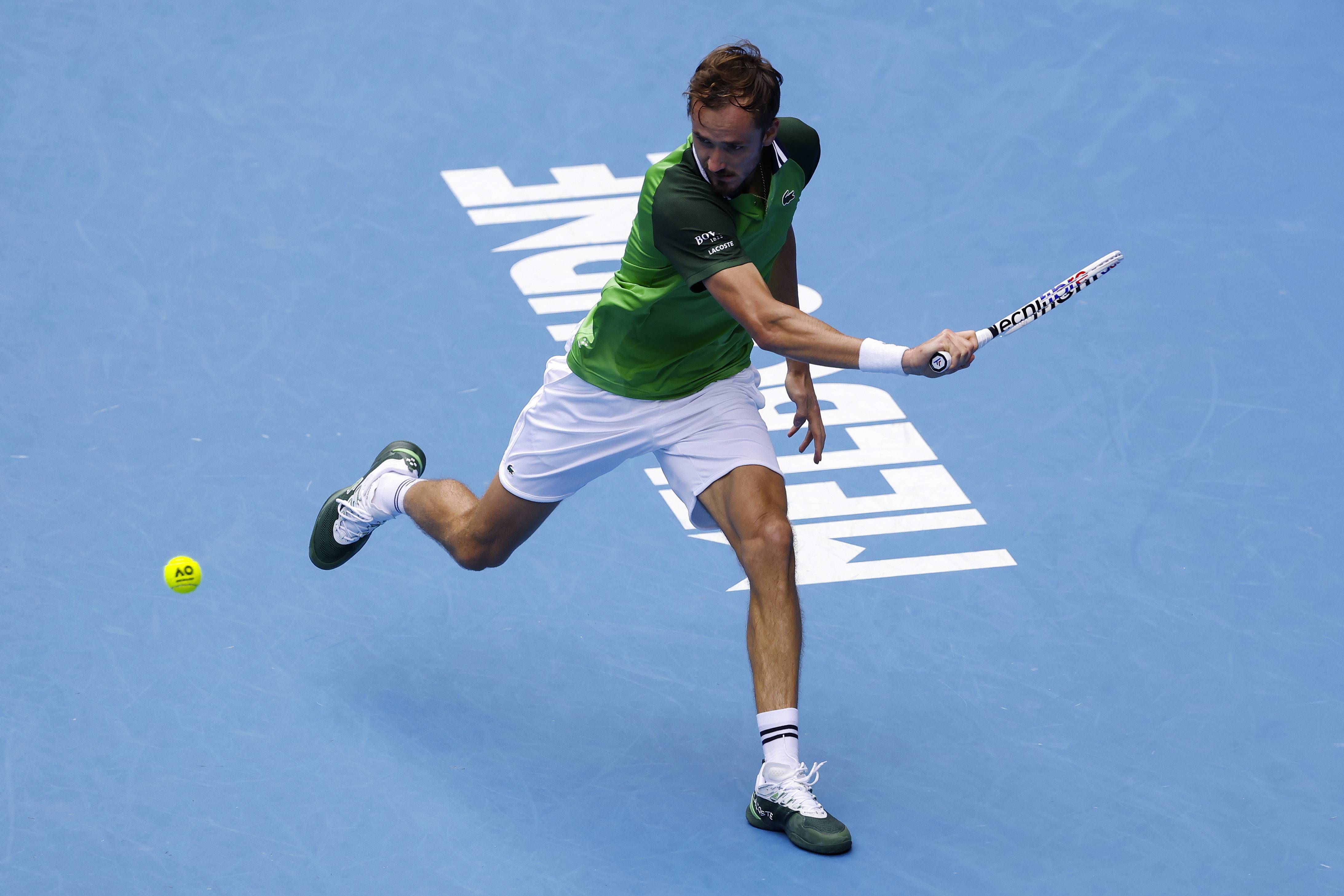 包含意大利网球队轻取西班牙网球队，梅德韦杰夫绝境逆转的词条