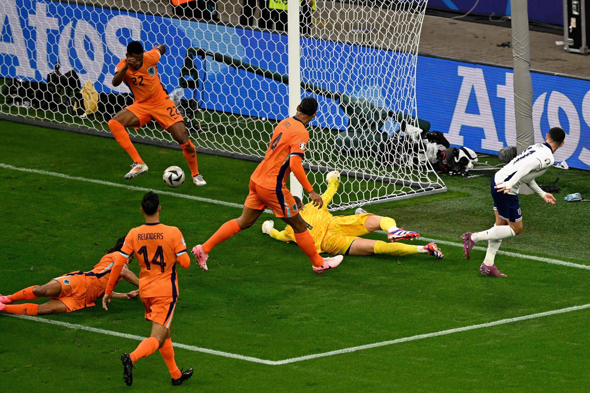 包含英格兰女足队员席卷进球榜，技艺精湛的词条