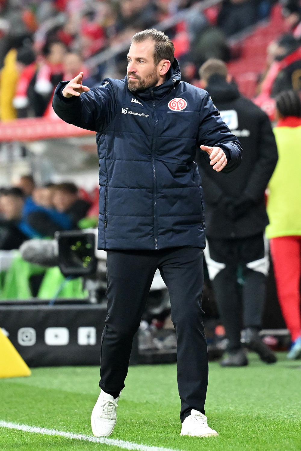 美因茨球员在比赛中受伤，需休养