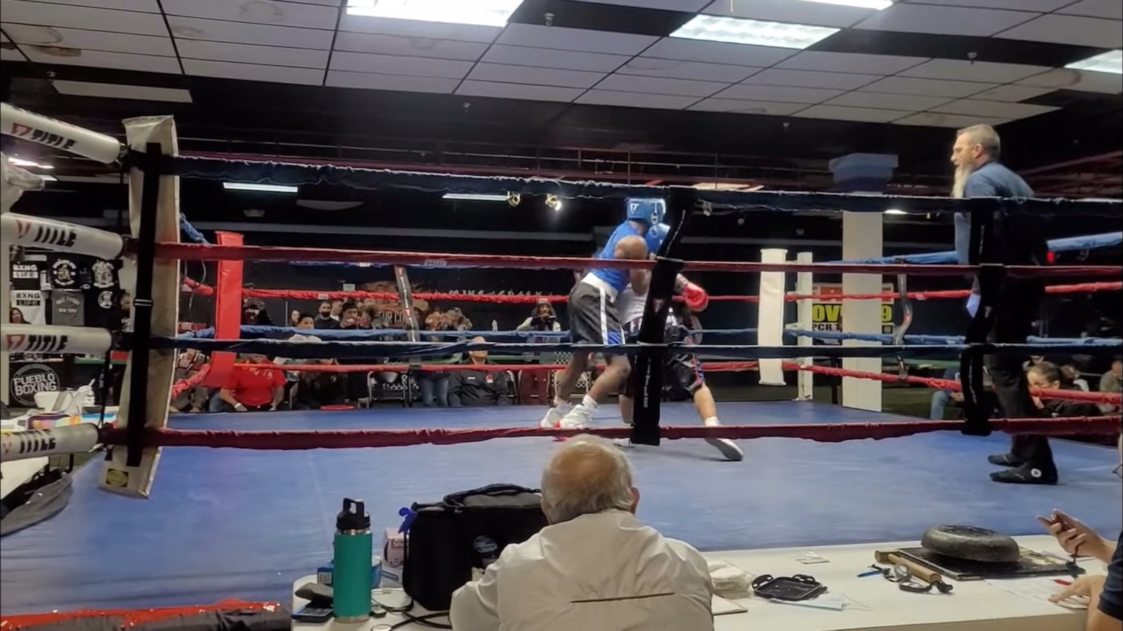 拳击比赛中，美国选手击败对手获胜