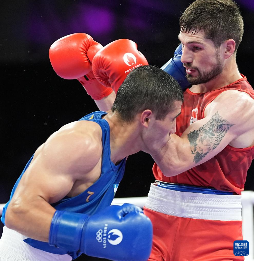 拳击比赛中，美国选手击败对手获胜