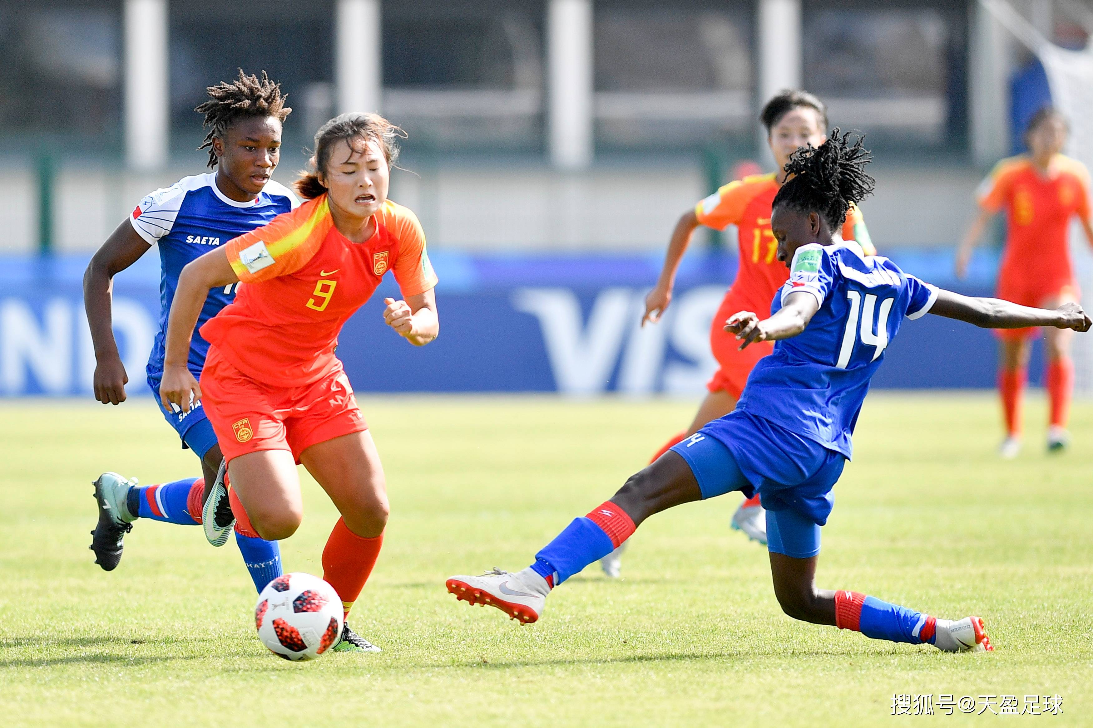 关于女足比赛中队员协作默契，实现突破的信息