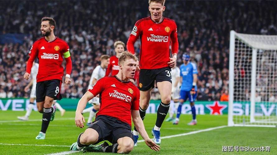 曼联客场2-0击败埃弗顿，重返前四位置