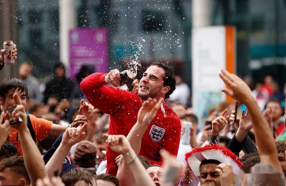 都灵主场大捷，球迷狂欢庆祝胜利的简单介绍