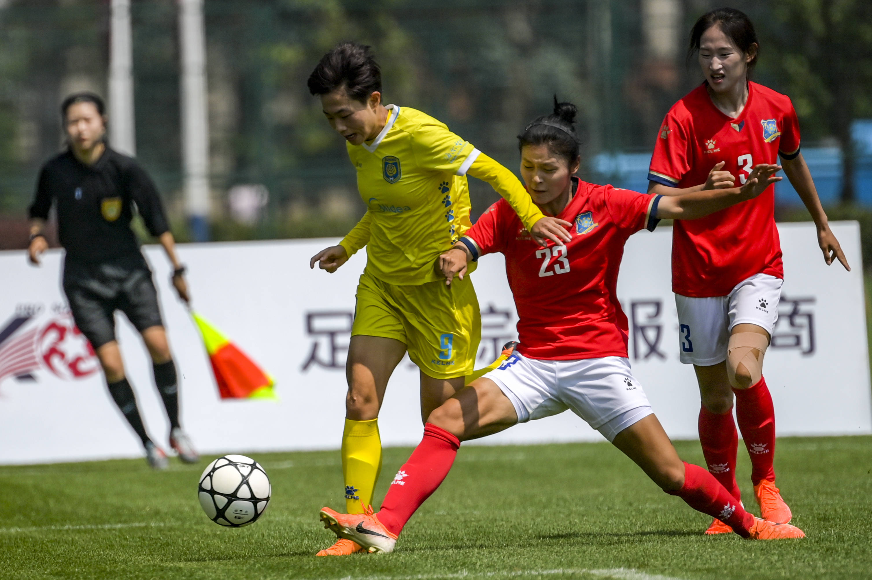 足球场上，女队员们奋发向前