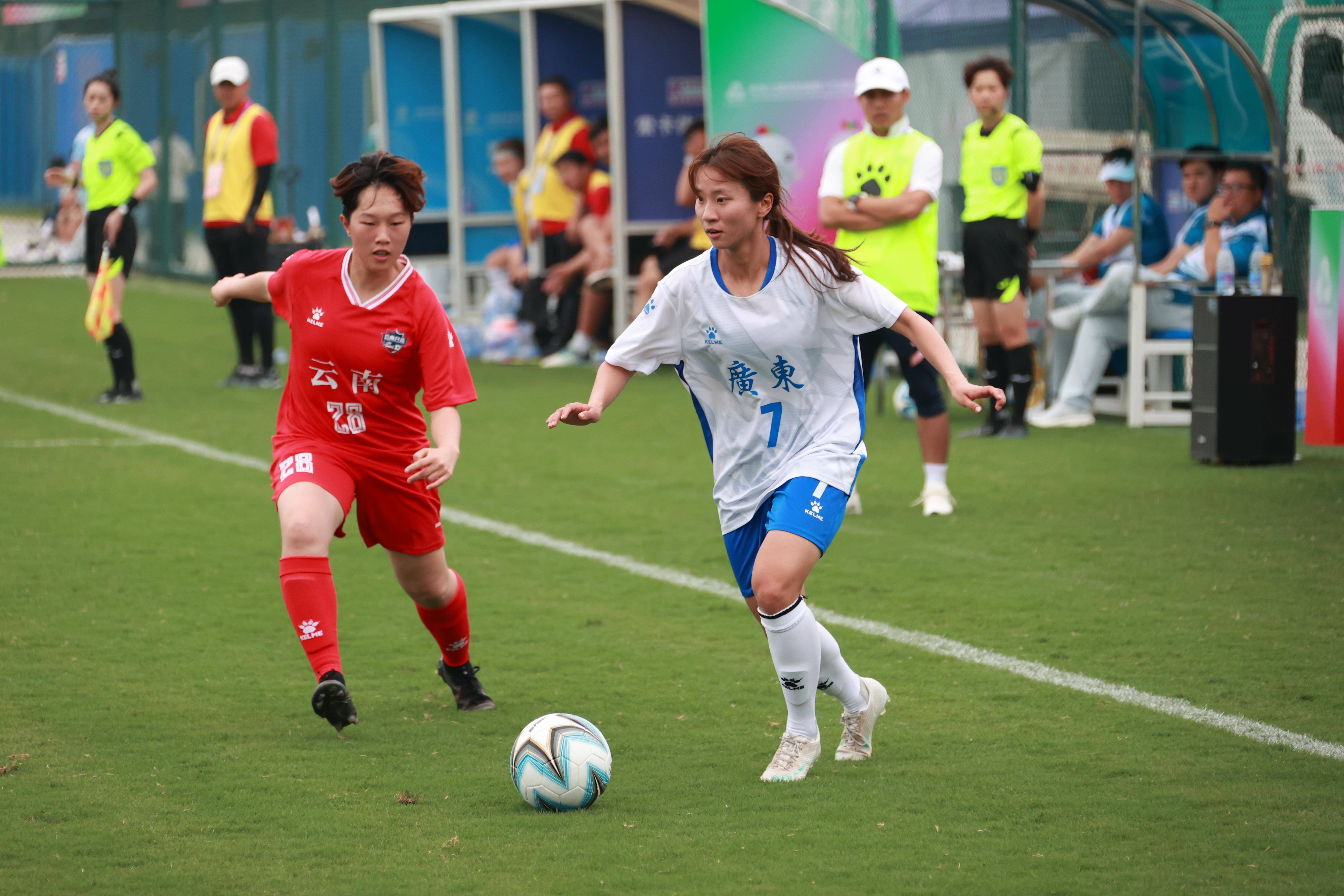 足球场上，女队员们奋发向前