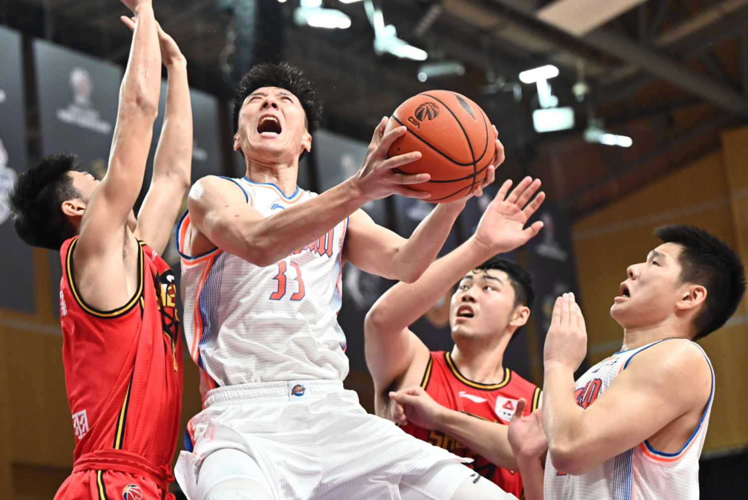 黄蜂队员们拼尽全力,成功战胜对手的简单介绍 黄蜂队员们拼尽全力,成功战胜对手的简单介绍