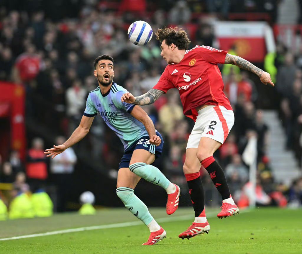 曼城客场逼平曼联，收获英超殿军