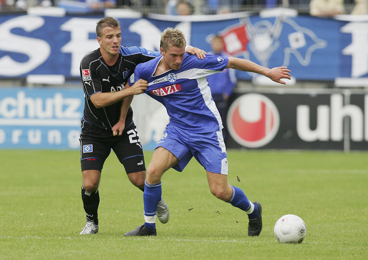 包含比利亚雷亚尔主场大胜，继续领先积分榜的词条