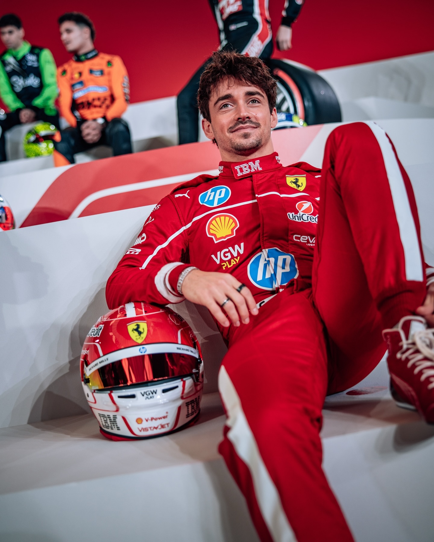 红牛车队鏖战红牛二队，皮亚斯特里带队取胜