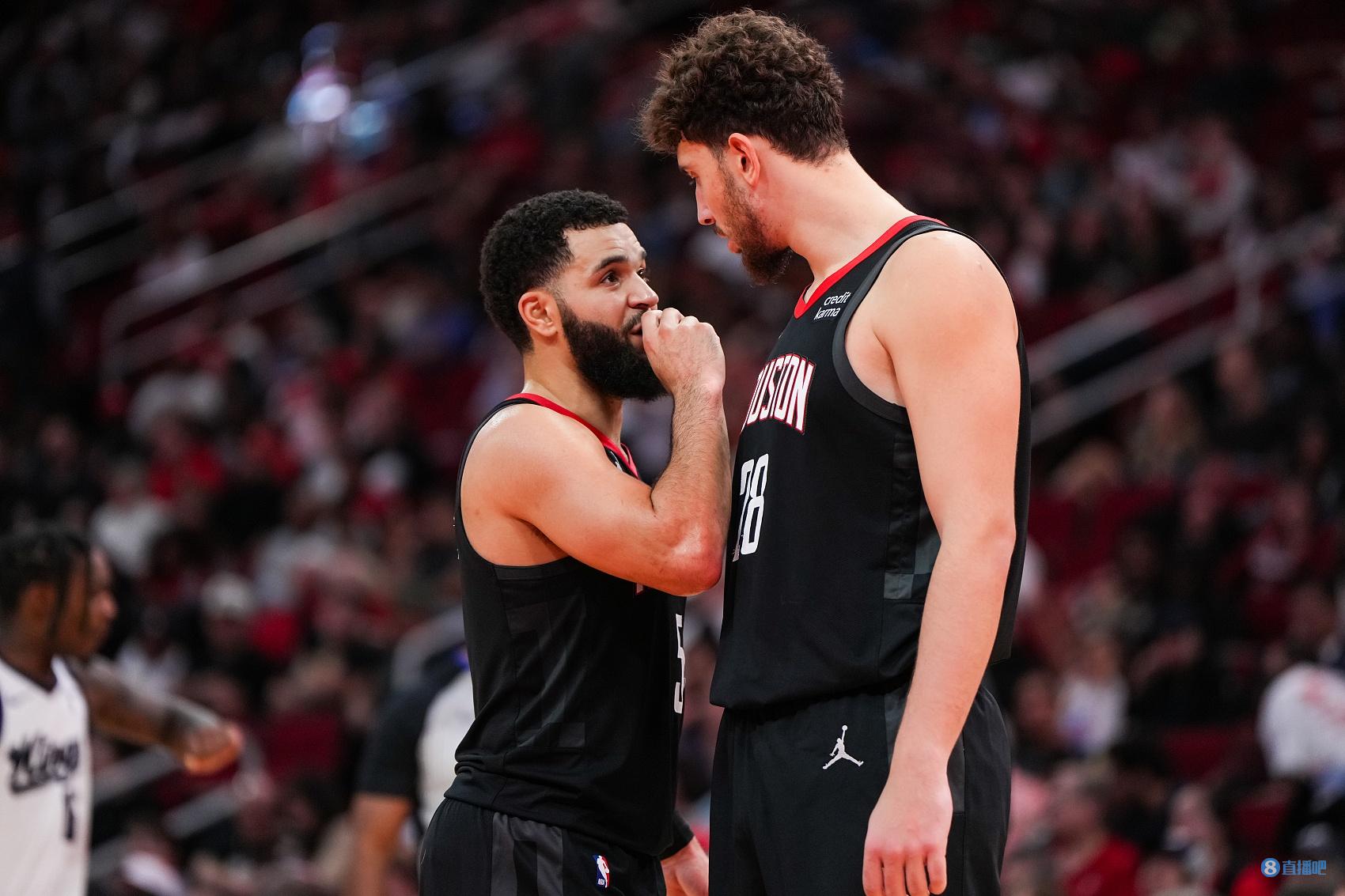 马刺翻盘76人,范弗利特点燃赛场 马刺翻盘76人,范弗利特点燃赛场