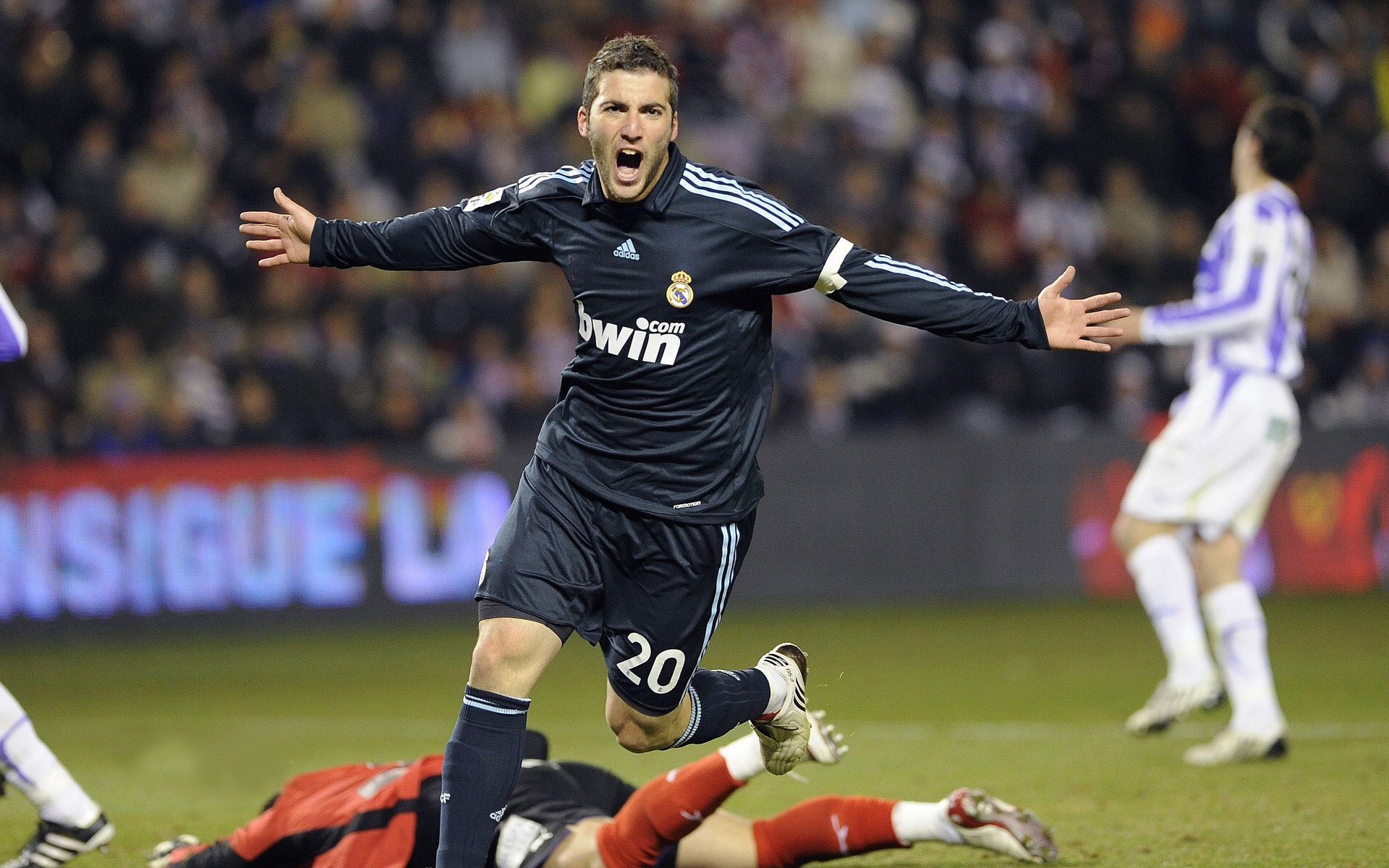 跨界狂想,当牙买加闪电冲垮罗马,阿圭罗在NBA总决赛接管比赛